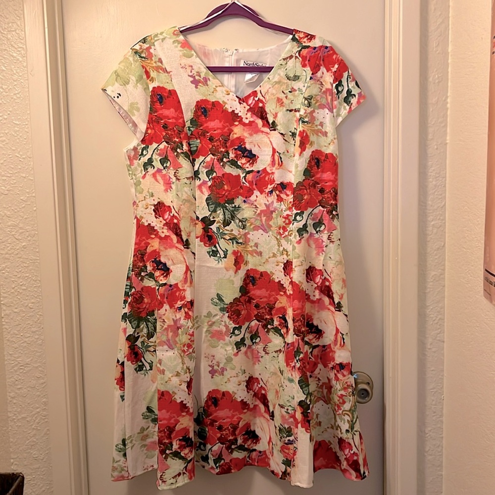 North style Sz 16 fit and flare floral zip back